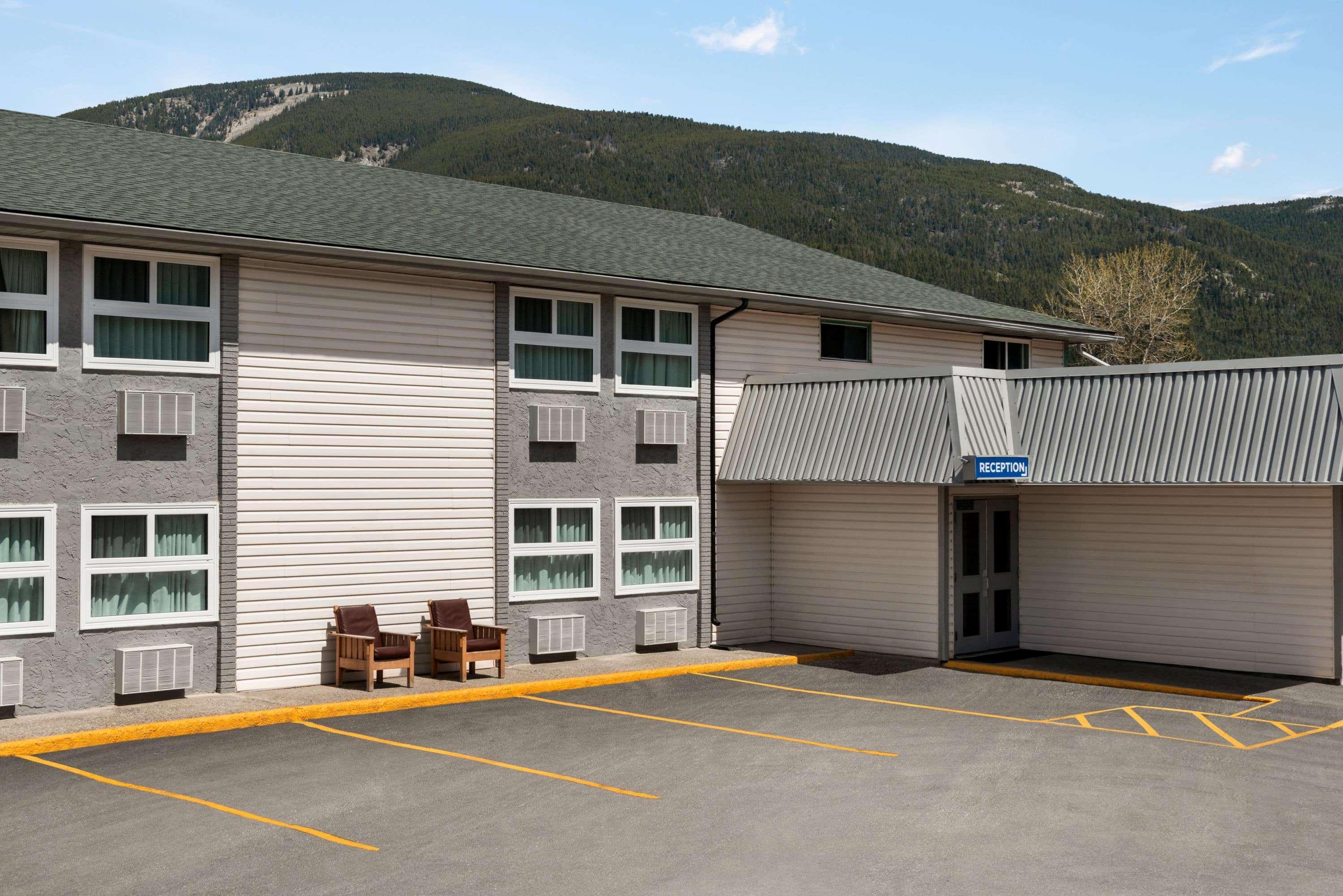 แทรเวลลอดจ์ บาย วินด์แฮม แบลร์มอร์ Motel Blairmore ภายนอก รูปภาพ